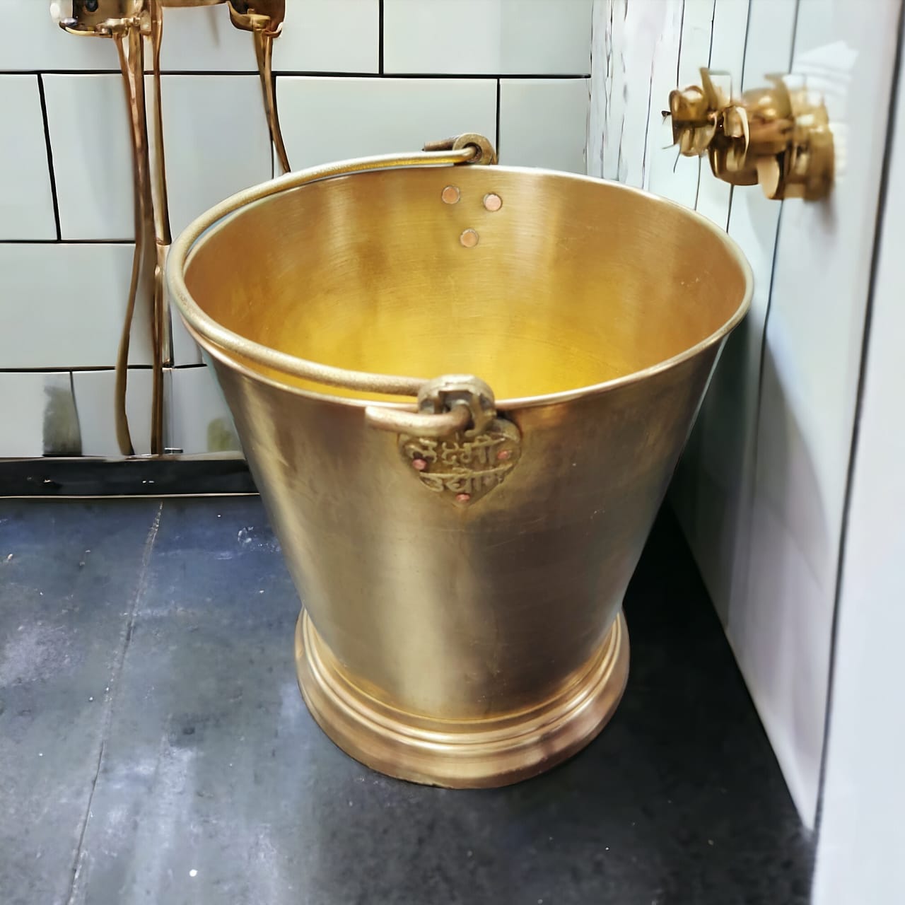 ORIGINAL ANTIQUE: AT/050 - Vintage Brass Solid Big Size Bucket With Handle | KITCHENWARE | UTENSILS | HOME APPLIANCES