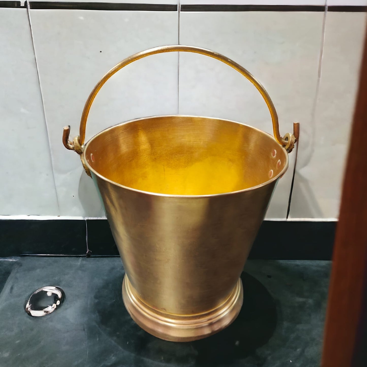 ORIGINAL ANTIQUE: AT/050 - Vintage Brass Solid Big Size Bucket With Handle | KITCHENWARE | UTENSILS | HOME APPLIANCES