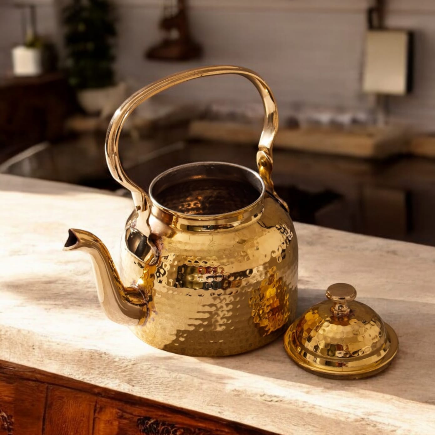 NW/007 - 100% Pure Brass Vintage Style Beautifully Hammered Tea Kettle. (1 Litre)