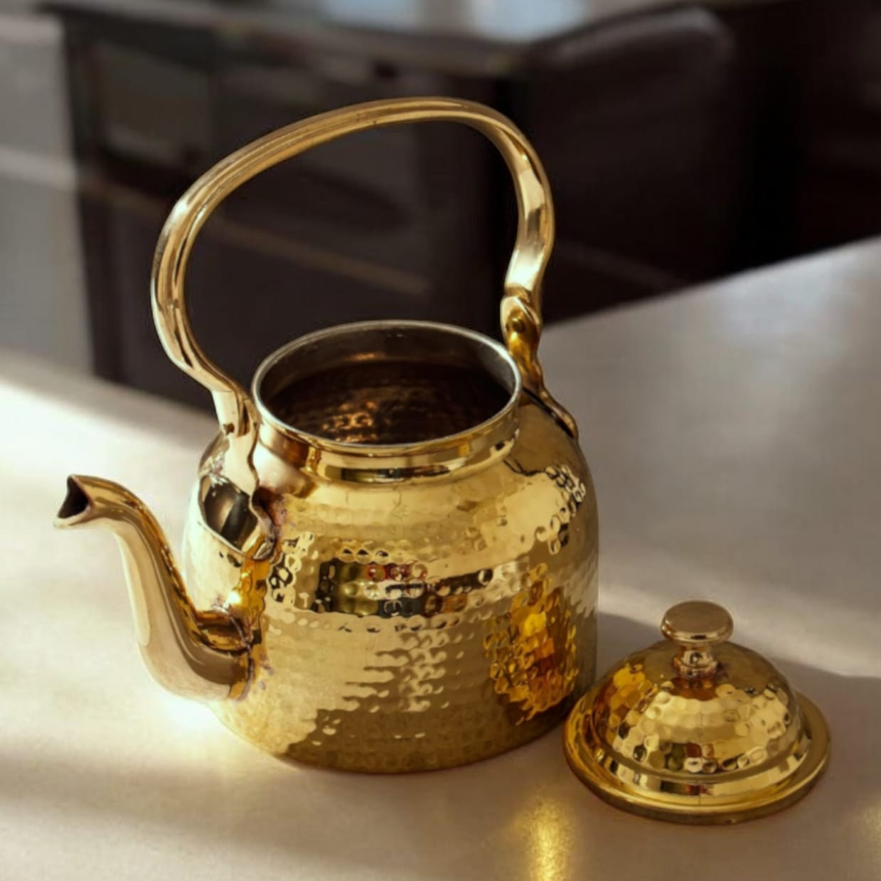 NW/036 - 100% Pure Brass Vintage Style Beautifully Hammered Tea Kettle. (1.5 Litre)