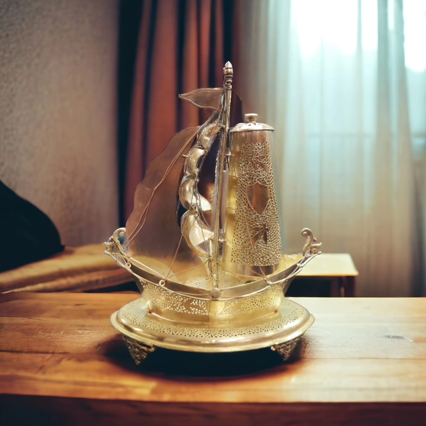 AT/030 - Vintage Rare Very Beautiful Ship Shape Pure Brass Table Lamp